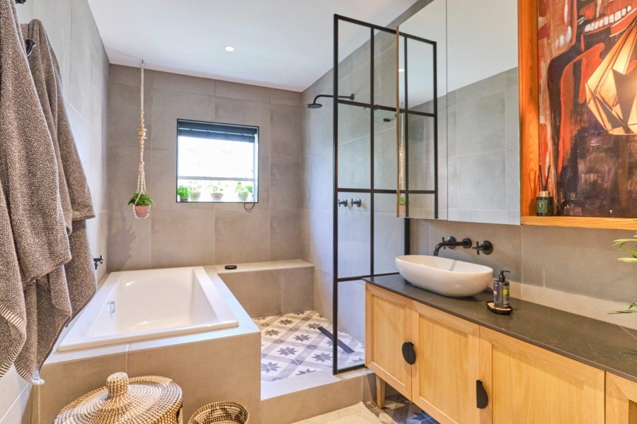 5 Bedroom Property for Sale in Flamingo Vlei Western Cape